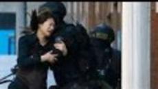 Заложничка от Сидни тази сутрин избяга от похитителят си: ВИДЕО Women hostages flee Sydney siege café - Videoclip.bg