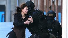 Заложничка от Сидни тази сутрин избяга от похитителят си: ВИДЕО Women hostages flee Sydney siege café - Videoclip.bg