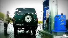 Ето как руснак зарежда колата си когато е къс маркуча ! - Videoclip.bg