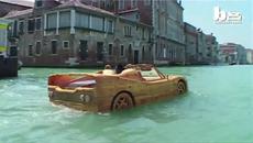 Страхотно дървено Ferrari във водите на Венеция - Videoclip.bg