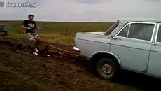 Няма такова видео - Само в Русия ...Москвич впрегнат като кон оре нива - Videoclip.bg