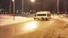 Дрифт на скорост с маршрутка - Videoclip.bg