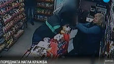 Продавачка се бори с нагли крадци - Videoclip.bg