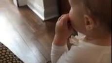 Татко свири на китара на малката си дъщеря - Videoclip.bg