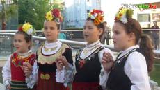 Талантливи момиченца от Пловдив пеят с поздрав за всички Българи  - 2015 - Videoclip.bg