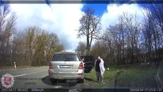 Полицаи преследват джип, но когато го настигат се случва нещо странно... - Videoclip.bg