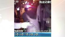Китайски полицаи откриват 50 човека в 6 местен ван - Videoclip.bg