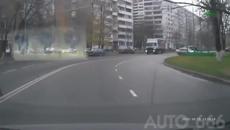 Хора, оглеждайте се и помислете дали е редно да пресечете пътното платно - Videoclip.bg