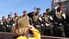 Вижте Силата на Руският дух! Малко детенце отдава чест пред войниците - Videoclip.bg