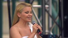 ДесиСлава изпя химна на Лудогорец - Videoclip.bg