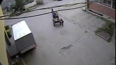 Цигани крадат метални капаци на шахта в близост до сградата на ГДБОП - Videoclip.bg