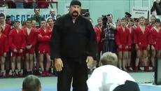 Стивън Сегал демонстрира бойните си умения по време на състезание по бойни изкуства в Русия - Videoclip.bg