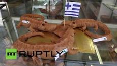 Пекарна в Атина изобрази кредиторите на Гърция като крокодили - Greece Creditors turned into CROCODILE - Videoclip.bg