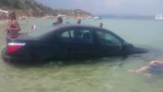 Турист паркира Bmw си в морето в Гърция (ВИДЕО) - Videoclip.bg