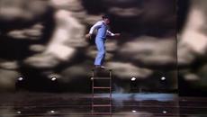 Опасен номер с 6 м стълба! Uzeyer Novruzov- America's Got Talent 2015 - Videoclip.bg