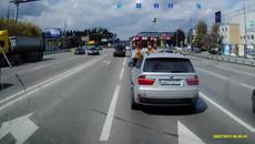 Вижте какво направи този шофьор на Бмв за да се направи на интересен - Videoclip.bg