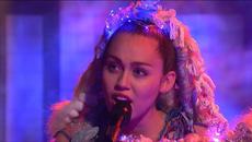 2015 / Miley Cyrus - Twinkle Song (Live from SNL) - Videoclip.bg