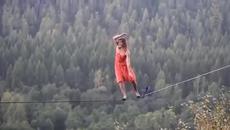 Жена ходи с високи токчета по въже над пропаст! (ВИДЕО) - Videoclip.bg