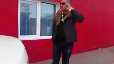 Мъж от Пазарджик показа арсенал в багажника на колата си... - Videoclip.bg