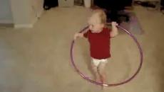 Бебе се опита да подражава на по-голямата си сестра, която върти обръч -Hula Hoop Boy - Videoclip.bg