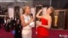 Оскари 2014 Live за Jennifer Lawrence on Red Carpet Fall "I'm Not Safe" - VideoClip.bg