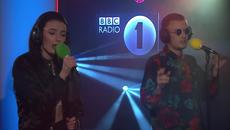 gnash feat. Olivia O'Brien – i hate u, i love u in the Live Lounge 2016 - Videoclip.bg