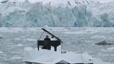 Спаси Арктика! Пианиста Ludovico Einaudi със спиращо дъха изпълнение в сърцето на Aрктика (ВИДЕО) - Videoclip.bg