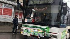 Изнервен шофьор натроши с бухалка градски автобус в Пловдив - Videoclip.bg