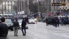 ЦСКА Левски 1:0(08.03.2014)-Фенове на Левски хвърлят бутилки по турското посолство - VideoClip.bg