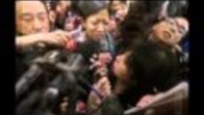 Близките на Загинали в Самолетна катастрофа над Китай на 08 март 2014 Malaysia Airlines - Kuala lumpur to South China - VideoCli