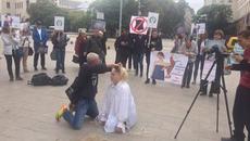 Вегани обръснаха косата на жена в защита на норките - Videoclip.bg