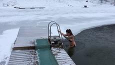 Вижте секси сурова рускиня демонстрира как се влиза в ледени води! - Videoclip.bg