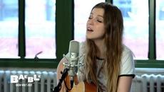 Jade Bird изпълнява \"Нещо американец\" || - Videoclip.bg