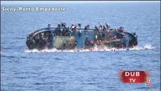 Вижте как спасяват давещите се хора-емигранти качени на надуваема лодка насред Средиземно море - Videoclip.bg