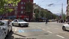Полицията в София отваря коридори за безпрепятствено преминаване на линейките - Videoclip.bg