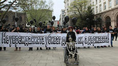 Национален Протест в София! Майки на деца с увреждания с шествие за достоен живот - Videoclip.bg