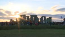 Посрещаме латното слънестоене 2018 на Стоунхедж! Summer Solstice at Stonehenge 2018 - Sunrise - Videoclip.bg