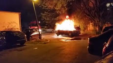 Горяща кола в Пловдив едва не подпали жилищен блок тази нощ - Videoclip.bg