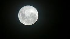 Вижте Супер Луната 'Super Snow Moon' illuminates / 19 февруари 2019 г.- Уникално явление за тази година - Videoclip.bg