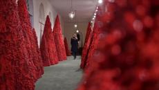 Белият Дом заблестя в Коледна украса представена от първата дама Мелания Тръмп - Videoclip.bg