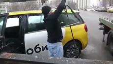 Вижте как руски таксиджия отряза "краката" на паяк (ВИДЕО) - Videoclip.bg