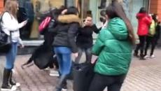 Потресаващо! Момичета биха друго пред столичен мол  с уговорката да снимат боя! Организиран побой в София - Videoclip.bg