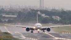 Рядко явление ! Образуване на красиви аеродинамични следи при кацане на " Boeing 777 " - Videoclip.bg