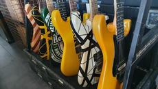 The FIRST Charvel Guitar Serial Number 1001 & Evolution Of The Strat Video! - Videoclip.bg