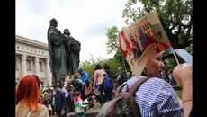 Венци и цветя обсипаха паметника на Светите братя Кирил и Методий - Videoclip.bg