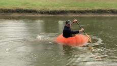 Фермер си направи лодка от тиква ! Tennessee Man Gives Pumpkin Boating a Try - Videoclip.bg