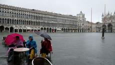 Водата във Венеция се отдръпва жертвите на наводнението вече са две - Videoclip.bg