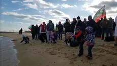 Богоявление 2020 Йордановден ! Българите Хвърлиха Кръста и Играха Хоро в Езерото в Чикаго - Videoclip.bg