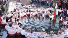 Калофер Йордановден - Леденото мъжко хоро 06.01.2020 - Videoclip.bg