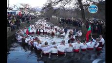 "Мъжко хоро" в Калофер на Богоявление - Videoclip.bg